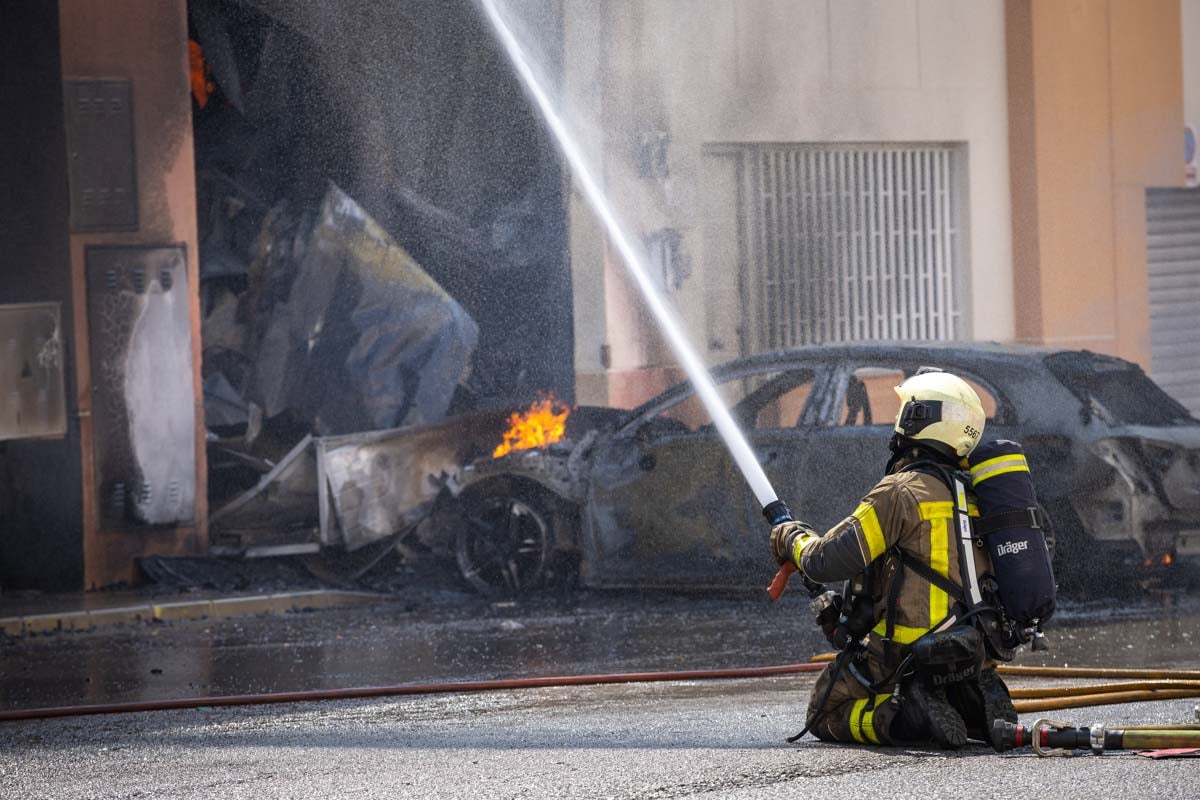 Las imágenes del incendio de una panadería y una tienda electrónica en Granada