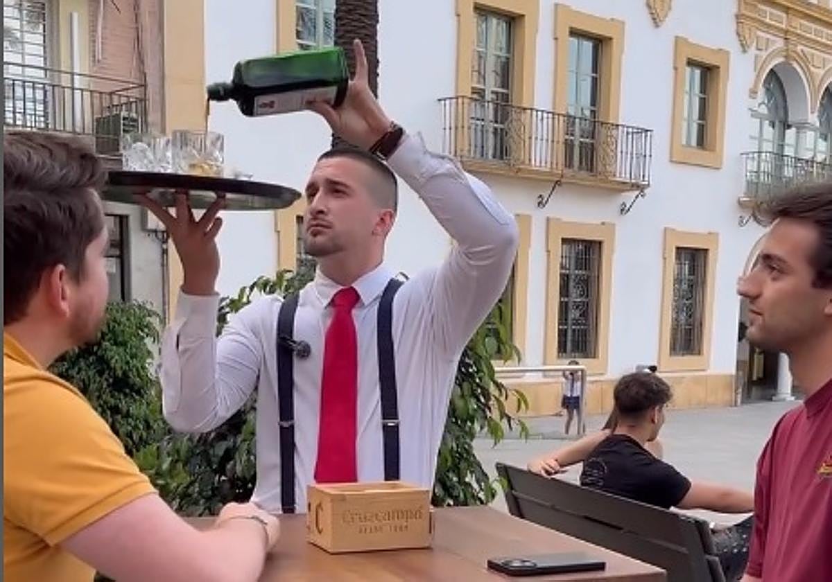 Cristian Ventura, el camarero influencer, avisa sobre las condiciones de trabajo en Andalucía.