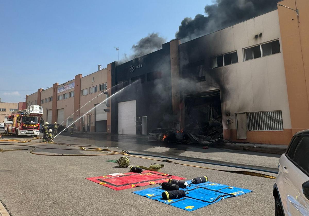 El incendio de una panadería del Polígono Juncaril traspasa a una nave de electrónica