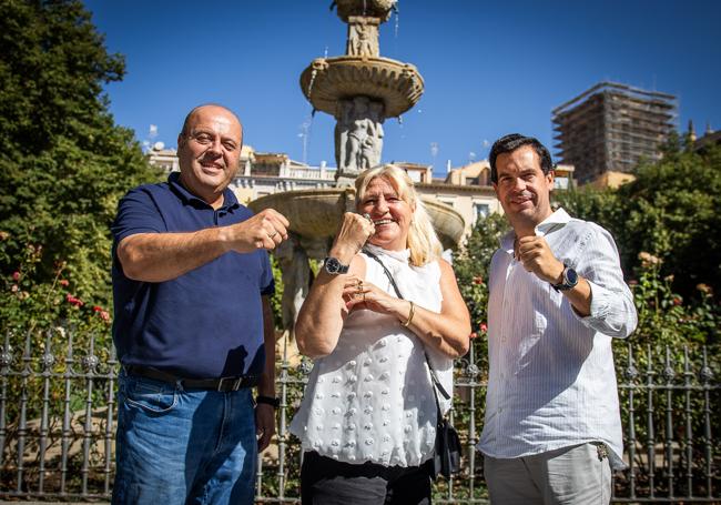 Antonio, Mari Carmen y Fernando, en la Plaza de Bib Rambla