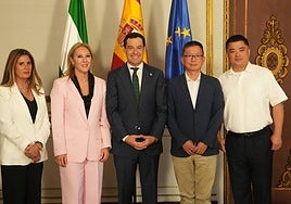 Juanma Moreno flanqueado por la consejera de Economía, Carolina España, y la alcaldesa de Linares, María Auxiliadora del Olmo, a su la izquierda, y el presidente de la empresa Coronet, Zewen Lui, así como el director general de Coronet, Daogang Wu, a su derecha.