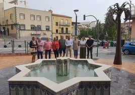 Foto de familia tras la remodelación de la plaza de la calle Los Peñas.