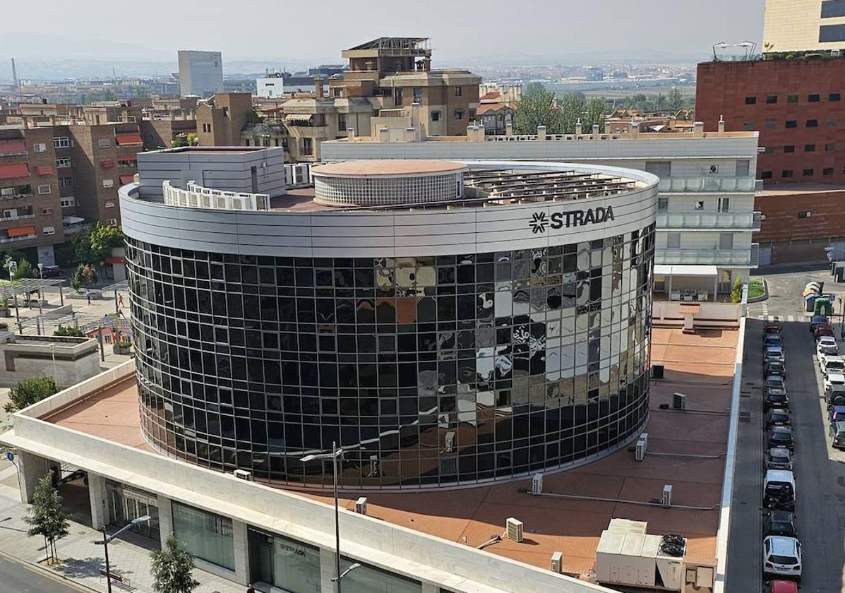 El edificio de Arabial con la nueva imagen y el logo de Strada.