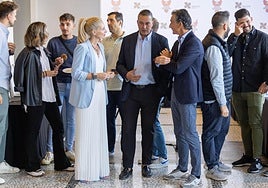 El presidente del Covirán Granada, Óscar Fernández-Arenas, dialoga con Javier Tausía y Concepción de Luna, de Hotel Luna, antes del desayuno.