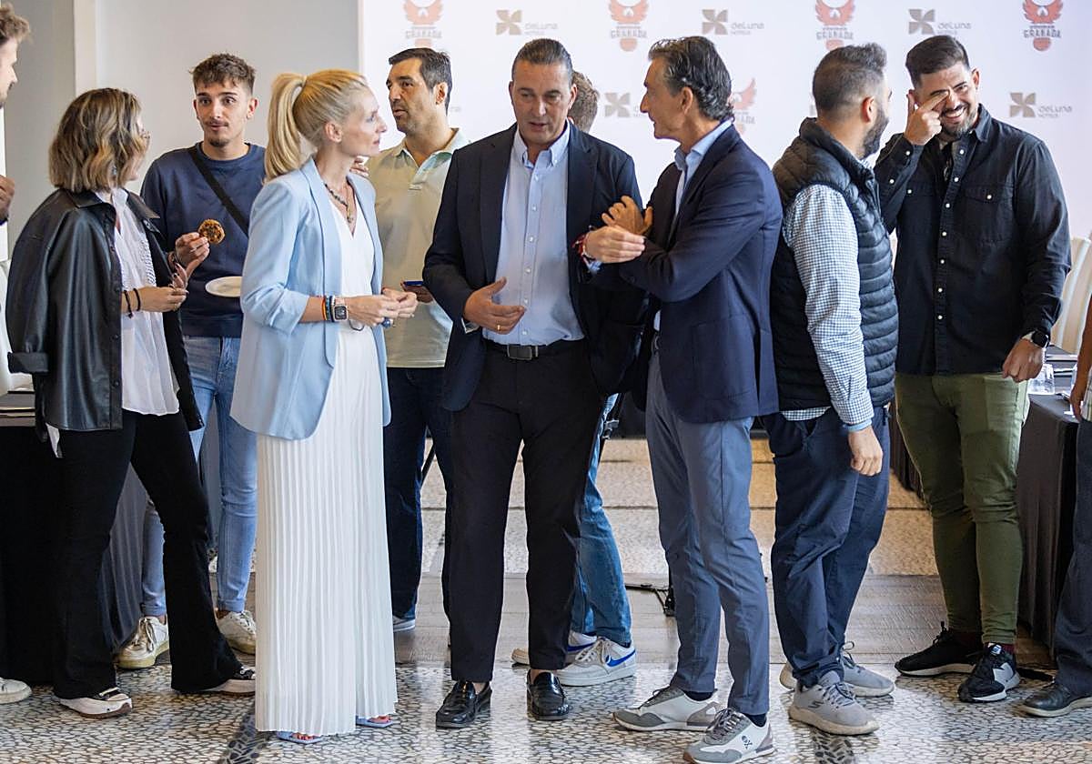 El presidente del Covirán Granada, Óscar Fernández-Arenas, dialoga con Javier Tausía y Concepción de Luna, de Hotel Luna, antes del desayuno.