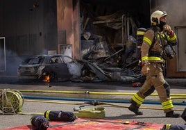 Incendio que ha calcinado dos naves este lunes en Granada.