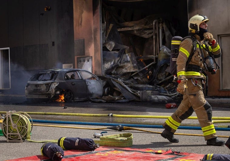 Incendio que ha calcinado dos naves este lunes en Granada.