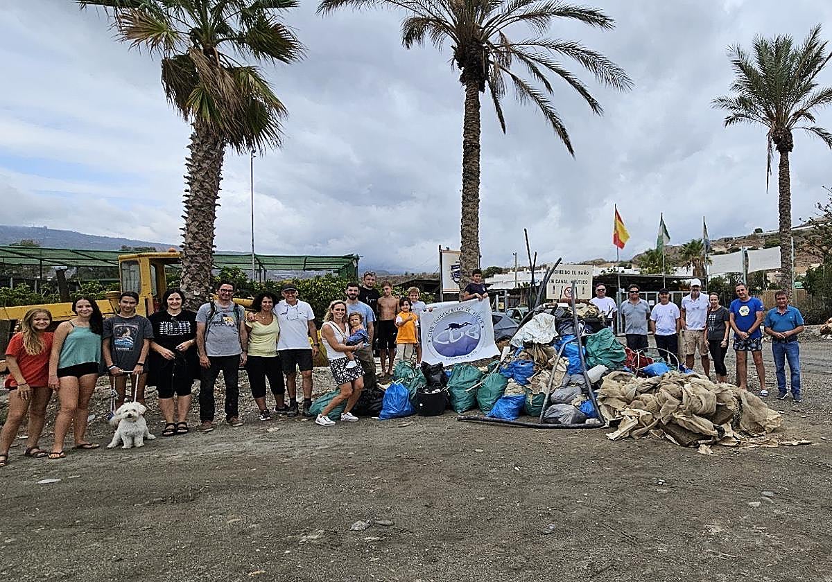 Jornada de limpieza de la playa de Castell.
