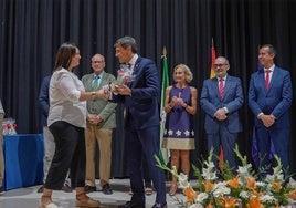 El delegado del Gobierno en Andalucía hace entrega de una de las distinciones del Día de la Merced en la prisión de Almería.