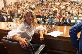 Yolanda Díaz antes del inicio de su charla en la Facultad de Filosofía.