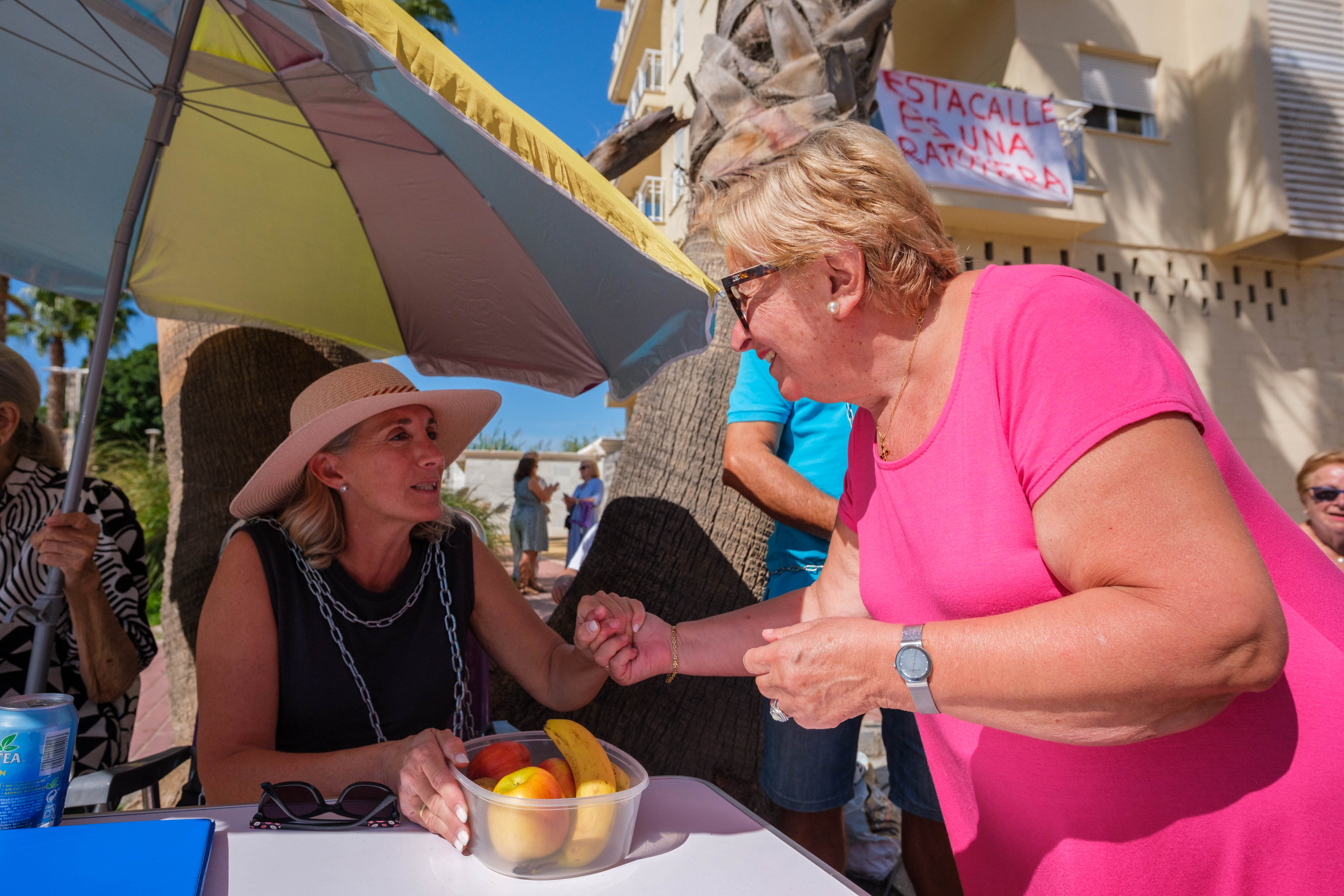 María Jesús Granados recibe fruta por parte de sus vecinos.