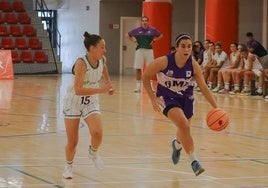 Patri Fernández (d), en el partido de presentación ante el Unicaja.