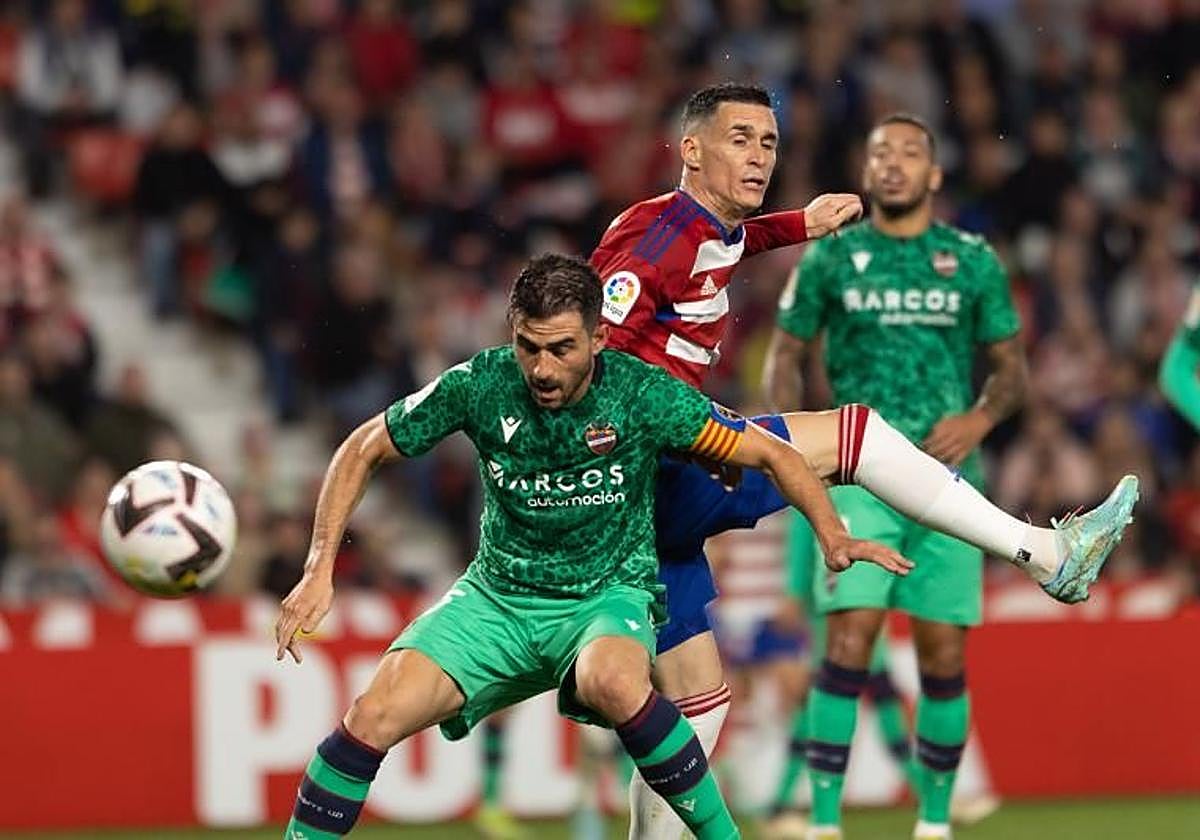 El exrojiblanco José Callejón pelea por un balón durante el partido sin goles con el Levante en Los Cármenes.