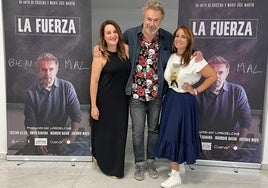 Cristina y María José Martín, con Tristán Ulloa, en uno de los pases de 'La fuerza' en Madrid .