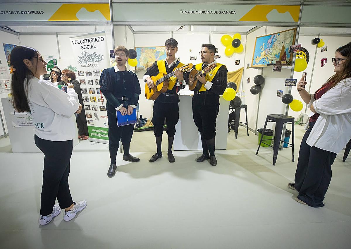 Imagen secundaria 1 - Varios instantes de la jornada de recepción de estudiantes de la UGR.