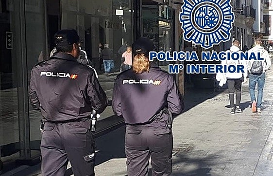 Revienta la puerta de un bar del centro de Granada de una pedrada para entrar a robar.