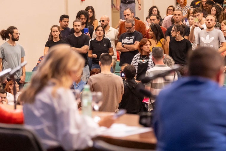 La estudiante de la UGR se dirige a la vicepresidenta del Gobierno antes de comenzar su charla en la Facultad de Filosofía.