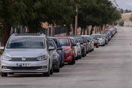 Coches de trabajadores ante una empresa en la Citai de Escúzar.