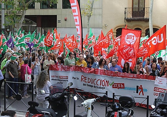 Concentración de los sindicatos en la puerta de la sede de la CEJ