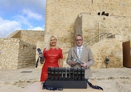 La concejala de Cultura y el delegado de Turismo, con las audioguías del Castillo.