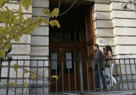 Puerta principal del Ayuntamiento de Jaén.