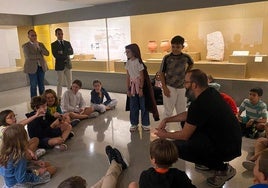 Alumnos de 5º de Primaria del CPR Almadén de Jaén en su visita al Museo Íbero de Jaén.