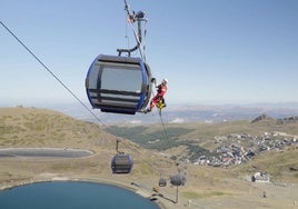 Entrenamiento de un rescate aéreo en el telecabina Al ndalus, una de las actuaciones que se realizan aprovechando el verano.