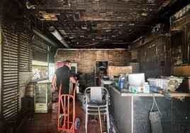 Las imágenes del bar del Zaidín tras el incendio que lo ha destrozao