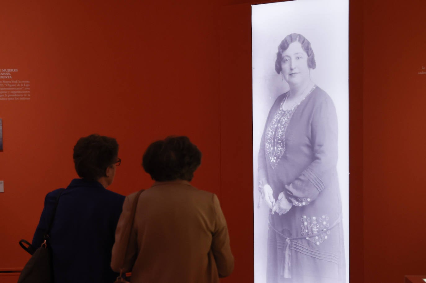 Una fotografía de Carmen de Burgos en la exposición de la Biblioteca Nacional de España.