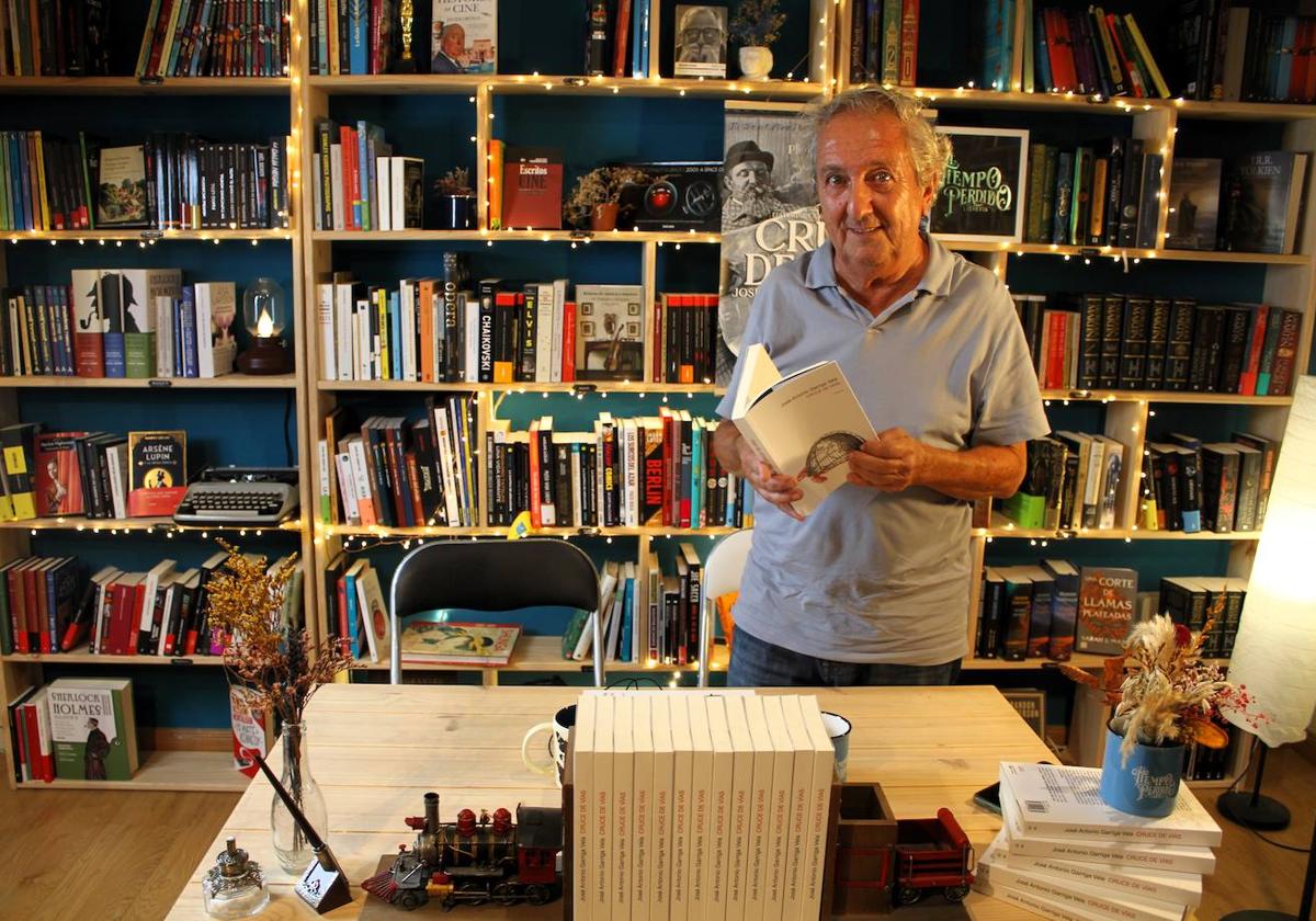 Garriga Vela, en la presentación de 'Cruce de Vías', en la librería El Tiempo Perdido.