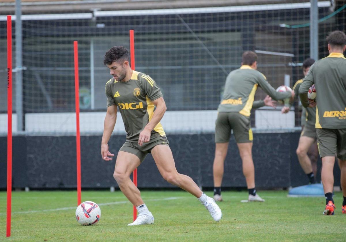 Curro Sánchez conduce un balón durante un entrenamiento.