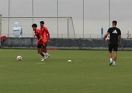 El central luso Joao Pereira participa en un ejercicio con balón durante el entrenamiento de este jueves.