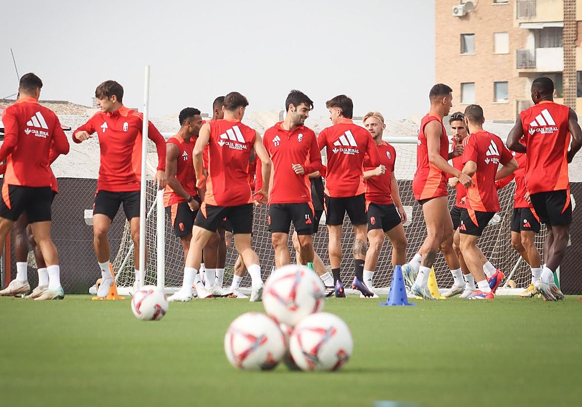 Manu Trigueros, en el centro, durante un entrenamiento.