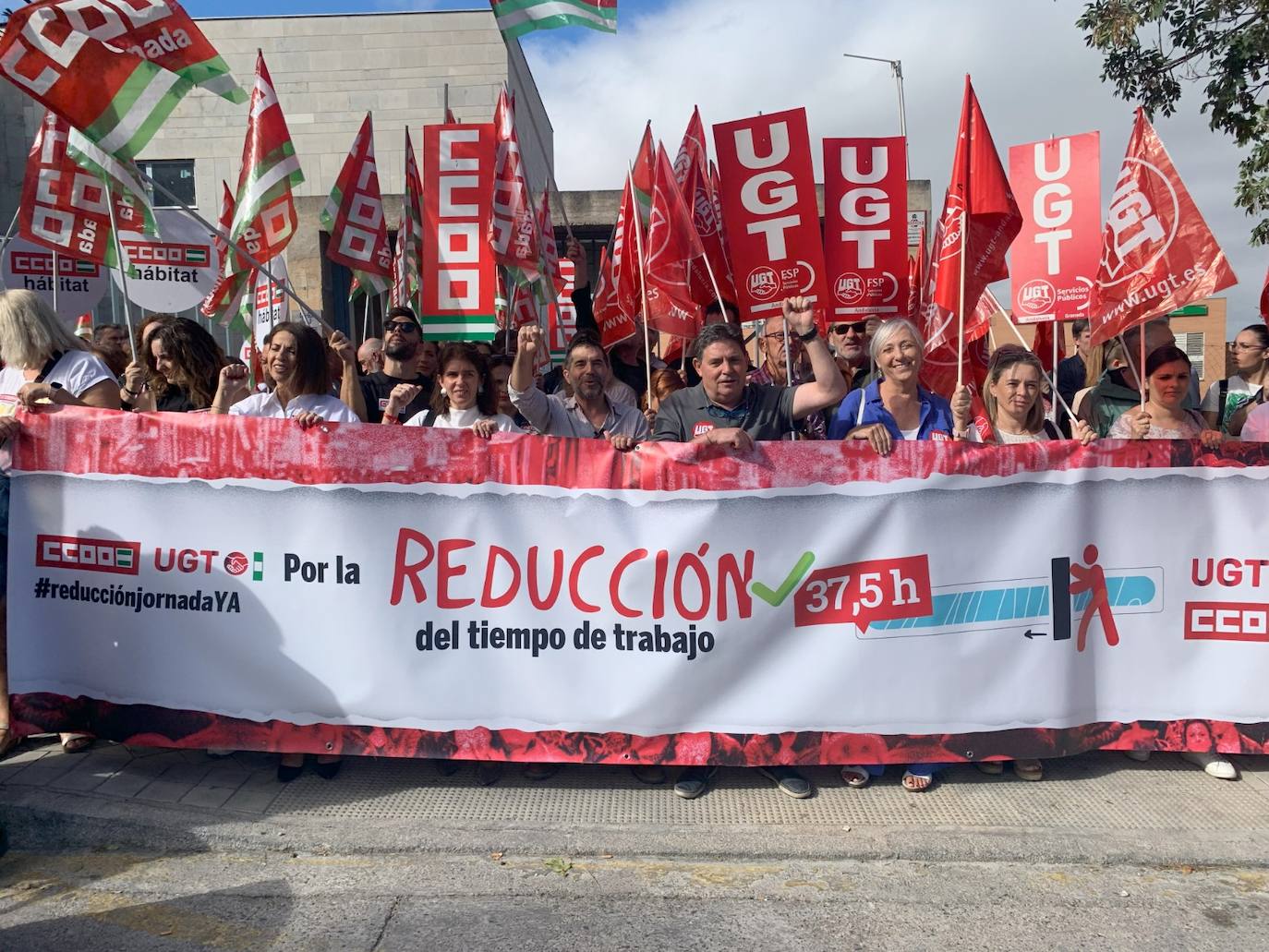 Los secretarios generales de CC OO y UGT acompañados por delegados ante la puerta de la CGE este jueves.