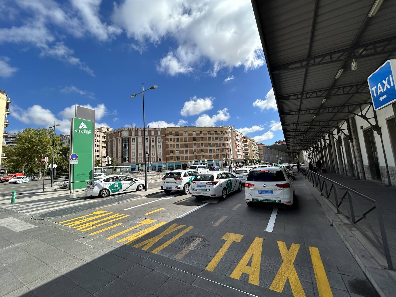 Nueva fila de taxis en la estación de Andaluces