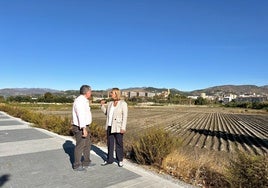 La alcaldesa de Motril junto a Antonio Escámez en el MOT-8.