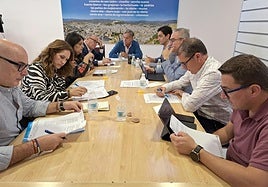 Reunión del Grupo Popular, con Roberto Moreno, primero por la derecha.