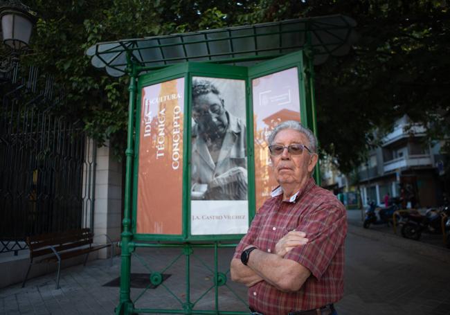 Castro Vílchez junto al cartel de su exposición.