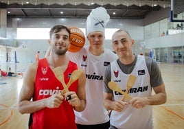 Sergi García (i), Elias Valtonen (centro) y Jonathan Rousselle quieren cocinar la victoria del Covirán en Barcelona.