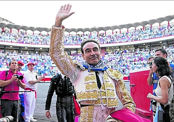 Enrique Ponce en uno de los festejos de esta su última temporada.