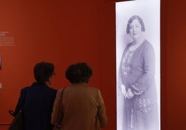 Una fotografía de Carmen de Burgos en la exposición de la Biblioteca Nacional de España.