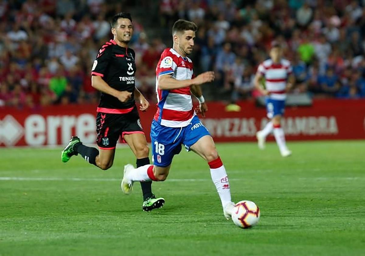 Dani Ojeda, como futbolista del Granada, en un partido contra el Tenerife.