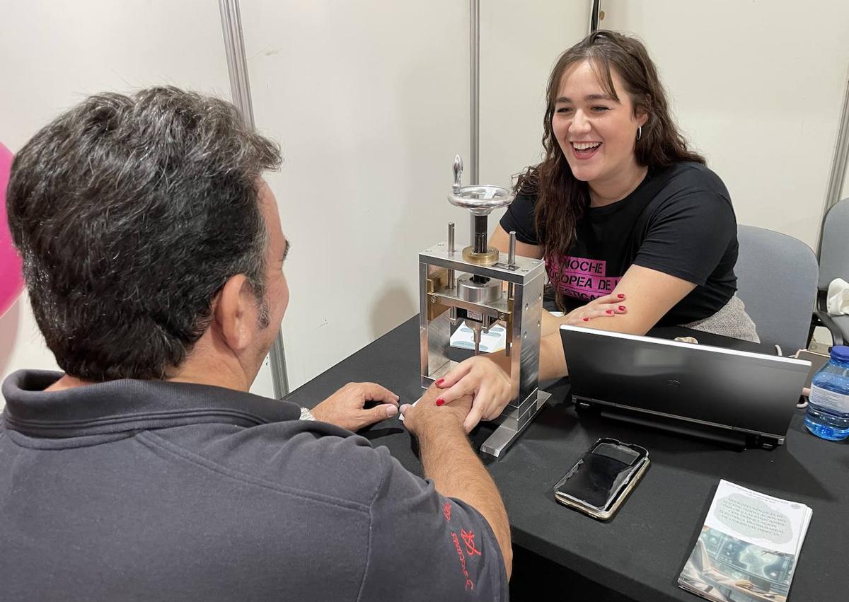 Imagen secundaria 1 - Muestras de los distintos talleres en la Feria de la Ciencia.