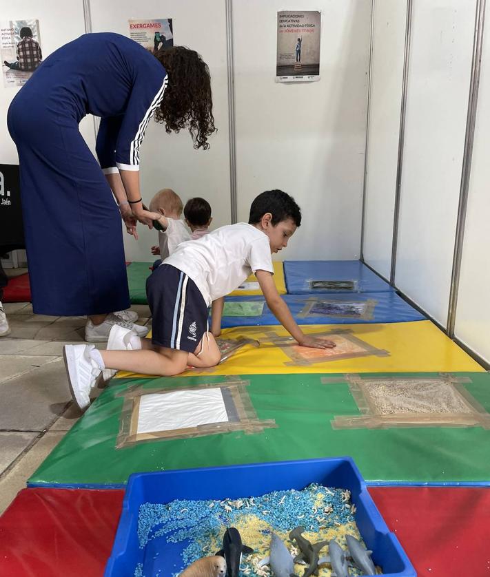 Imagen secundaria 2 - Muestras de los distintos talleres en la Feria de la Ciencia.