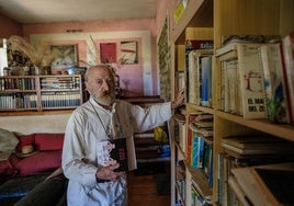 José Luis Santos junto a sus preciados libros en su casa.