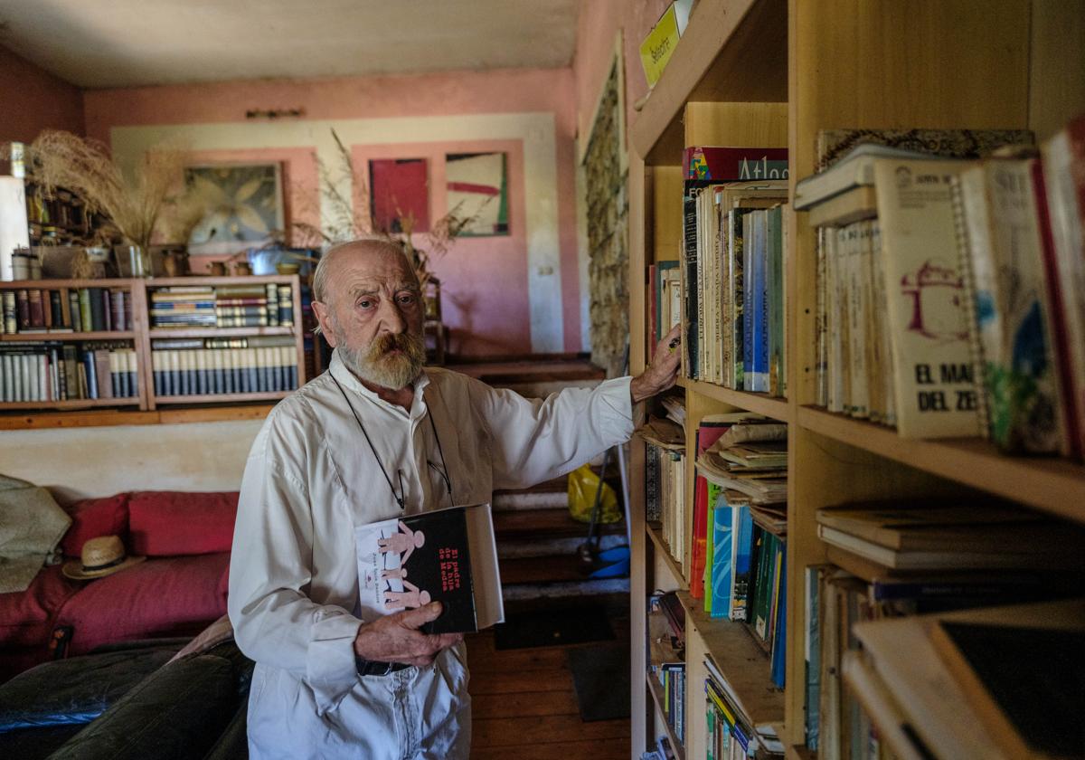 José Luis Santos junto a sus preciados libros en su casa.