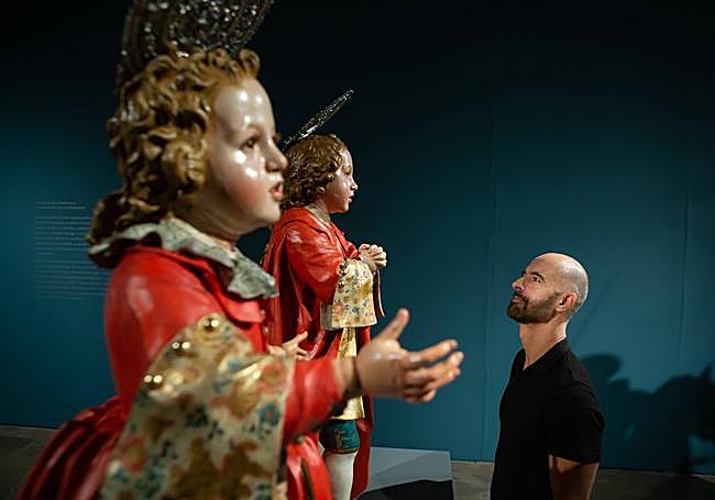 La exposición se estructura en cinco espacios que muestran la evolución de Ruiz del Peral.