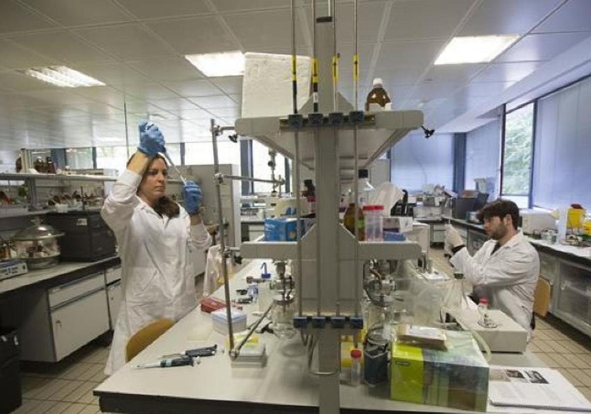 Investigadores de la UGR trabajan en uno de sus laboratorios.