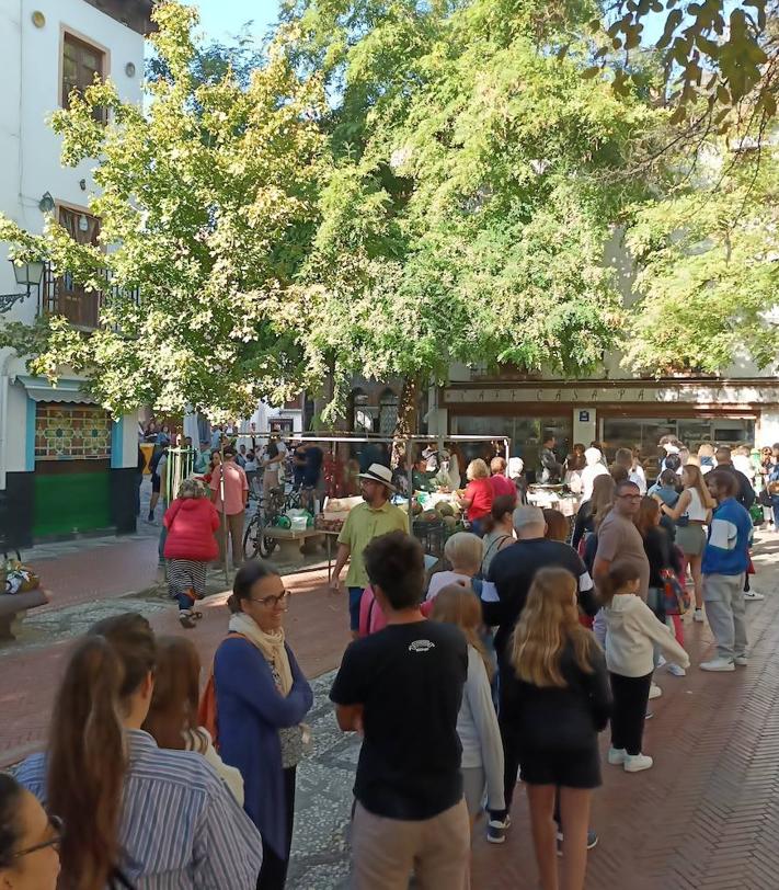 Imagen secundaria 2 - Santi al mando de los churros en Plaza Larga, ambiente en la plaza y la larga cola para el chocolate.