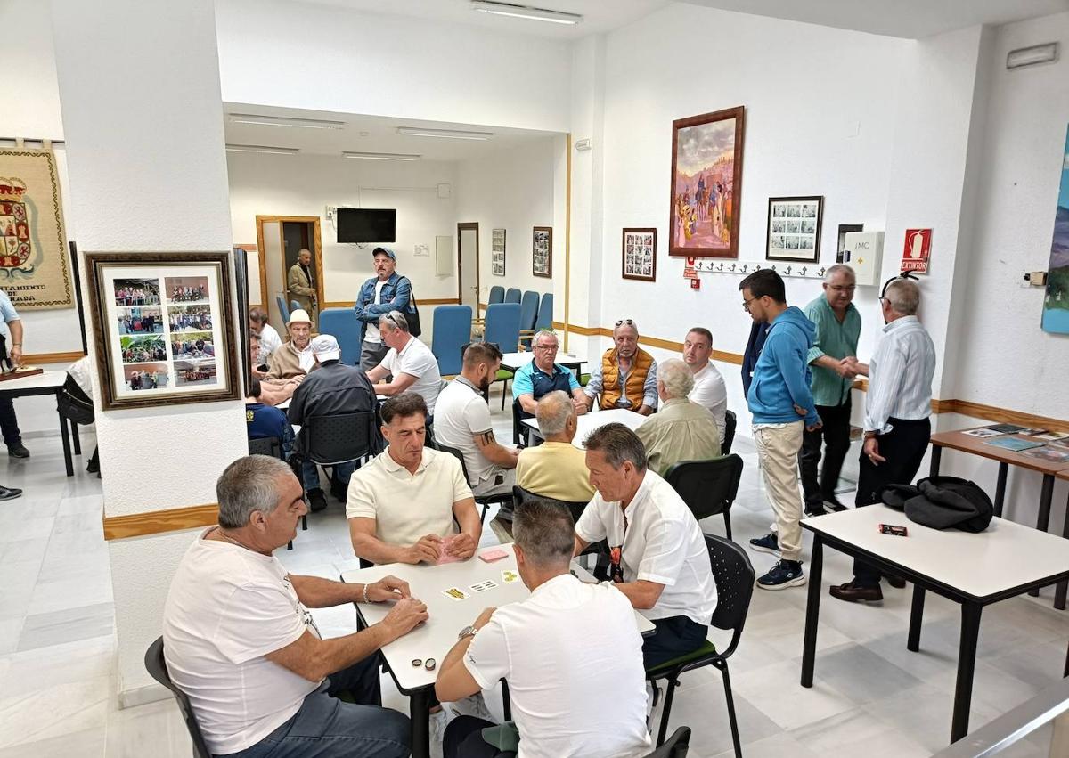 Imagen secundaria 1 - Participantes en la gincana, concurso de cartas y chocolatada junto al Arco de las Pesas.